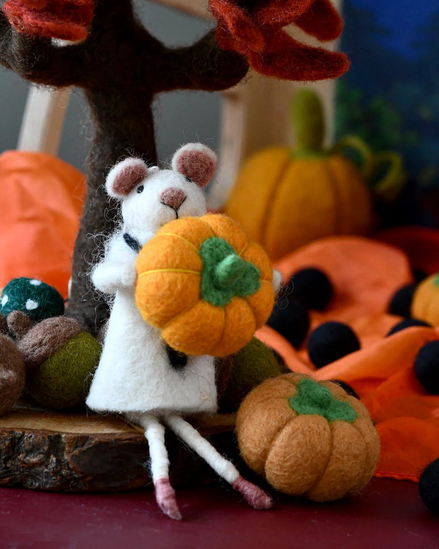 Felt pumpkins arranged together to show the size of the set