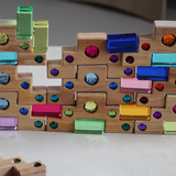 Bauspiel Color Staircase blocks built into a wall with gems and glowing luminous blocks · view 2