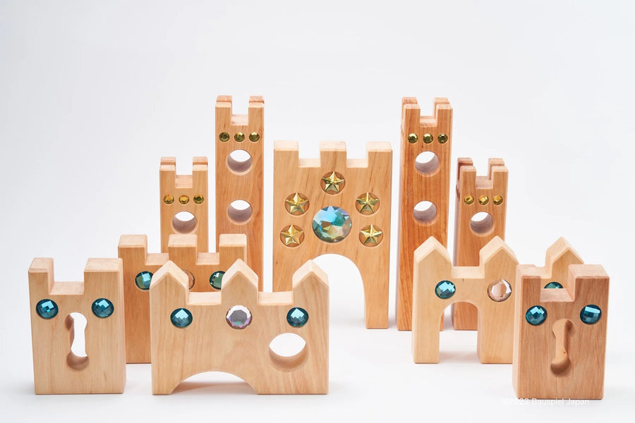 Bauspiel Small Fairytale Castle pieces arranged into a wide castle with towers, gates and keyhole walls