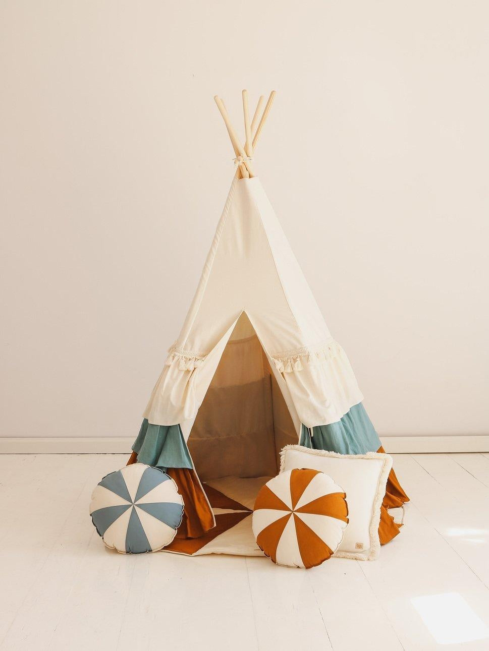 “Circus” Teepee Tent with Frills and "Caramel Candy" Mat Set