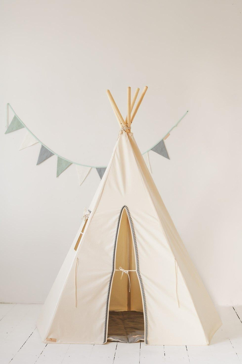 “Grey Pompoms” Teepee with Pompoms and Round Mat Set