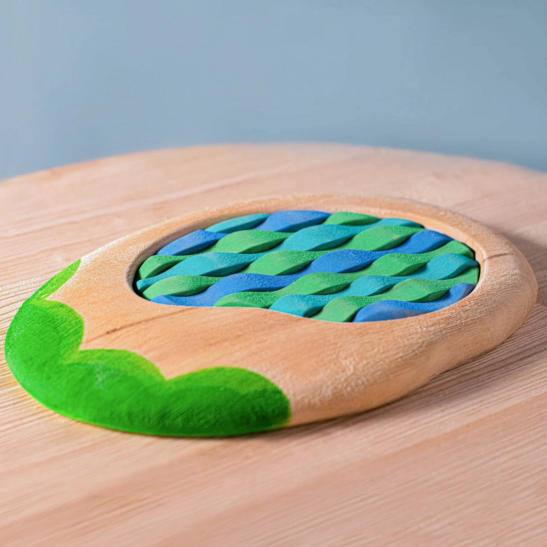 Bumbu Lake and Cattails Play Set